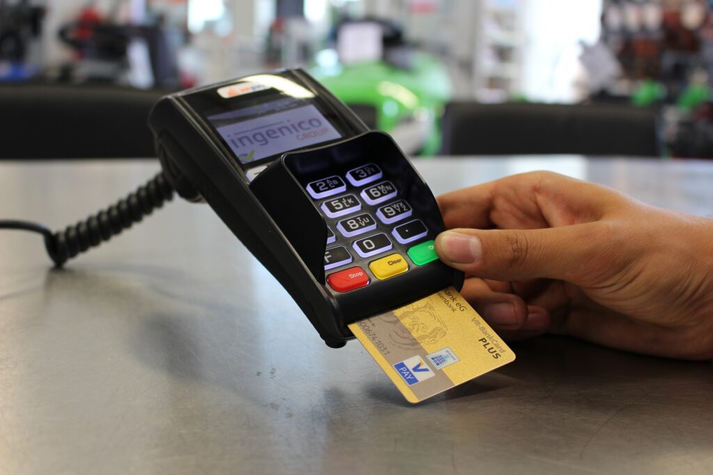 Cartão de crédito sendo inserido em máquina de cartão.
