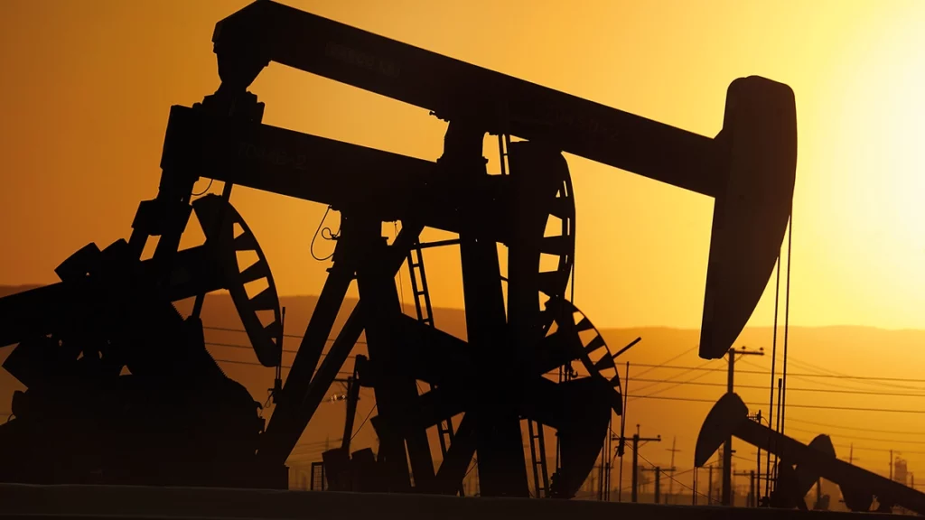 Petróleo; imagem com máquinas petrolíferas